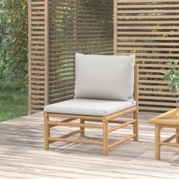 Środkowa sofa ogrodowa z jasnoszarymi poduszkami, bambusowa